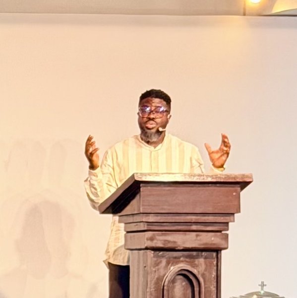 Pastor Samuel D. Oyeyinka preaching